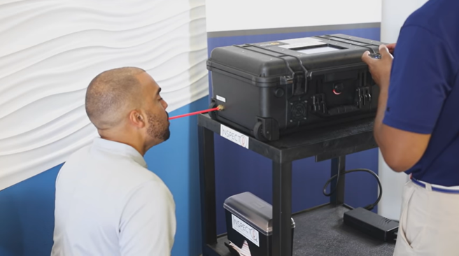 FDA週四緊急授權一款新型呼吸檢測器(InspectIR Covid-19)，堪稱新冠肺炎期間創新里程碑。(圖/截自InspectIR Systems YouTube)