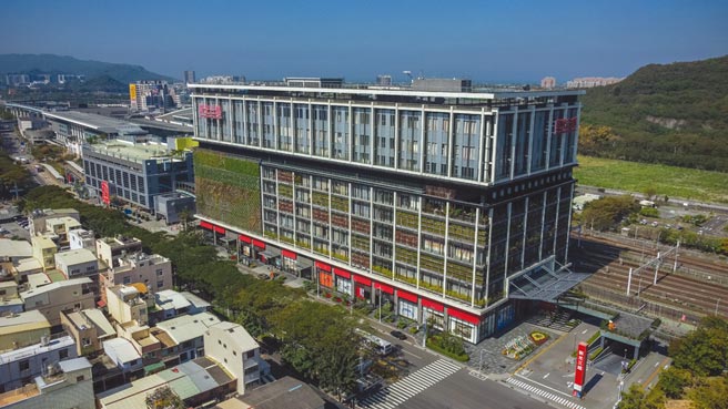 新光三越左营店成为高铁左营站生活圈的人潮聚集地。图／广诚国际提供