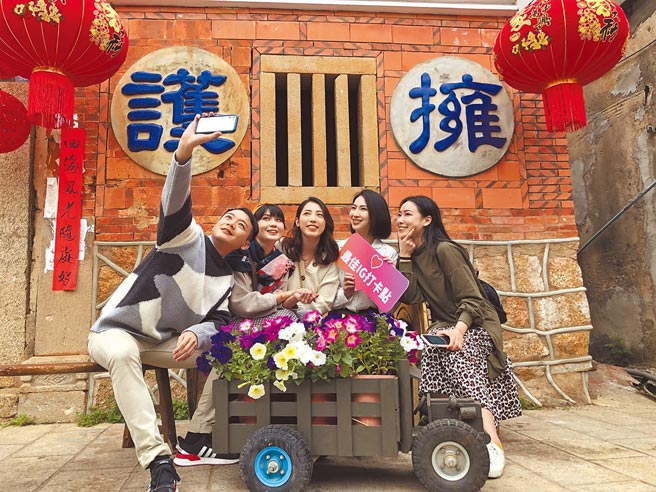 22參加旅遊團須接種滿3劑，旅遊業者期盼能取消。圖為民眾到金門旅遊。（本報資料照片）