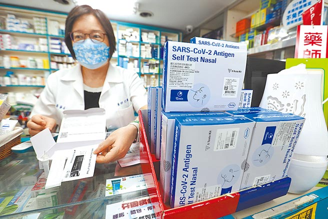 本土疫情急速扩散，家用快筛试剂一剂难求，各县市都紧急向中央争取配置。图为台北市一间药局先前将快筛试剂摆放在柜台贩售。（本报资料照片）