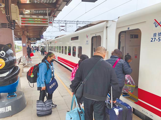 交通部长王国材15日上午与台铁工会代表会谈，工会坚持撤回公司化草案，交通部不同意，双方协商破局。台铁表示将持续推动五一劳动节休假不加班，恐瘫痪9成运能。（本报资料照片）