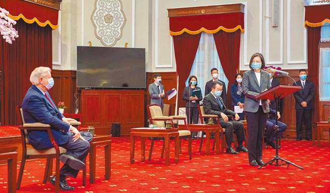 蔡英文总统（前右）15日在总统府接见美国联邦参议员葛瑞姆（左）率领重量级联邦参眾议员访团，此行展现美国对台湾的支持，而中国在行前曾对访团发函表示不满，但他们没有退缩，坚定访台表达对台湾的承诺。（总统府提供）