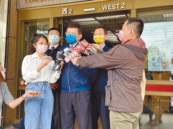 交通部長王國材4月15日上午與台鐵企業工會代表會談，工會堅持撤回公司化草案，交通部則不同意，雙方協商破局。（陳祐誠攝）