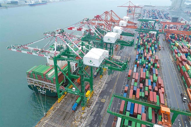 長榮國際股利大縮水，由27.5元降為3.5元。圖為長榮國際在台中港貨櫃集散場的大型橋式起重機。（長榮國際儲運提供）