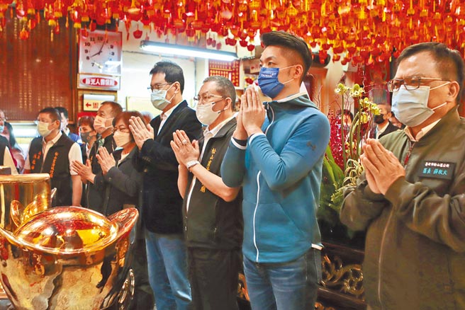 台北市長選舉年底登場，被視為最強人選的國民黨立委蔣萬安（右二），近期在20歲到49歲年輕支持度上全面落後潛在對手。（蔣萬安提供／黃婉婷台北傳真）