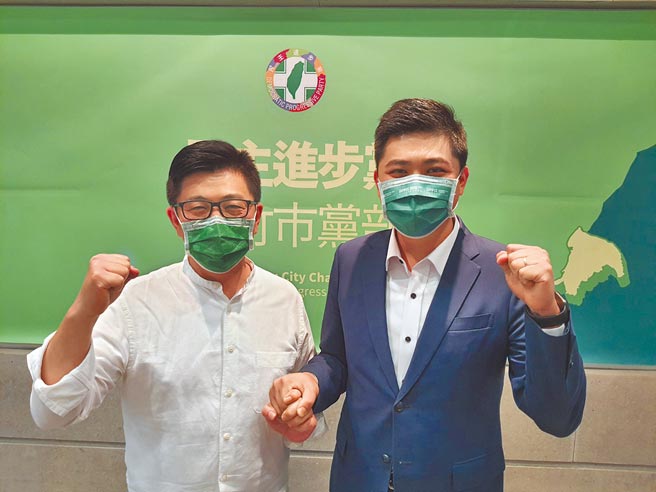 民进党新竹市党部主委登记最后一天，原本宣布投入竞选的郑宏辉（左）临阵弃选，现任主委陈建名争取连任。（邱立雅摄）