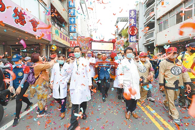 大甲妈回銮15日经员林宏仁医院，医院派出医师抬轿，形成了罕见的吸睛画面。（宏仁医院提供／吴敏菁彰化传真）