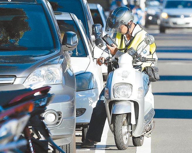 北市交通局有意于7月起，将邻近市中心主要道路的5.5万机车停车格纳入收费，没想到一向提倡使用者付费的市长柯文哲竟直呼「怪怪的」，要求再想想。（本报资料照片）
