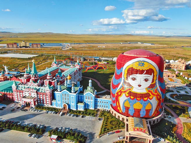 美國務卿布林肯要求中國必須在侵略者與受害者間做選擇。北京強調有自己的判斷。圖為大陸的中俄邊境城市滿洲里的套娃廣場。（新華社）