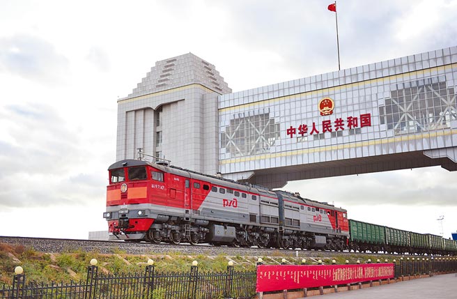 一列來自俄羅斯的火車駛過大陸滿洲里口岸。（新華社）