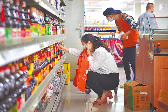 大陆展开中共二十大相关工作网路徵求意见。图为上海金山区枫泾镇居民11日在超市选购物品。（中新社）