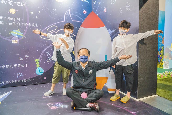 桃园市环保局在中坜区置地广场举办「简单生活实验室嘟式乐园」，欢迎民眾参加。（赖佑维摄）