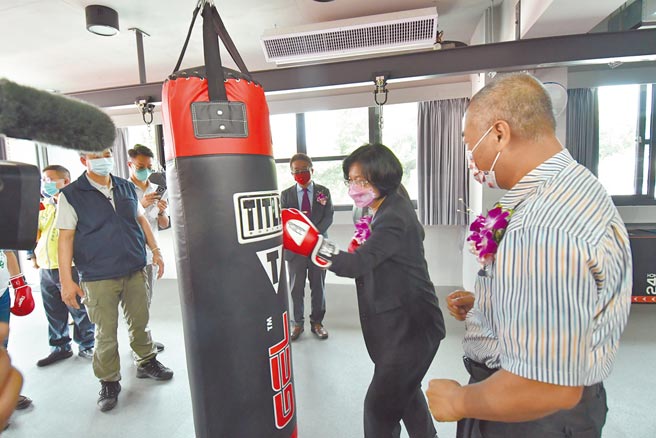 彰化县二林是培育拳击金牌的摇篮，全台第一座拳击馆15日在二林高中校庆启用，县长王惠美也就战斗位置，打上几拳。（吴敏菁摄）