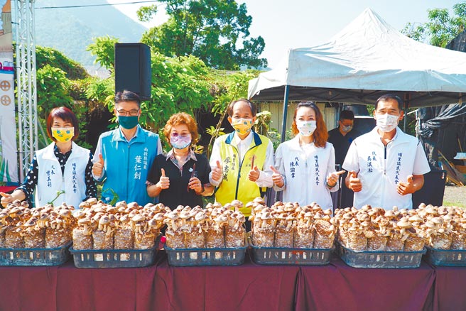 南投县埔里镇长廖志城（右三），推动食农教育不遗余力。（民眾提供／廖志晃南投传真）