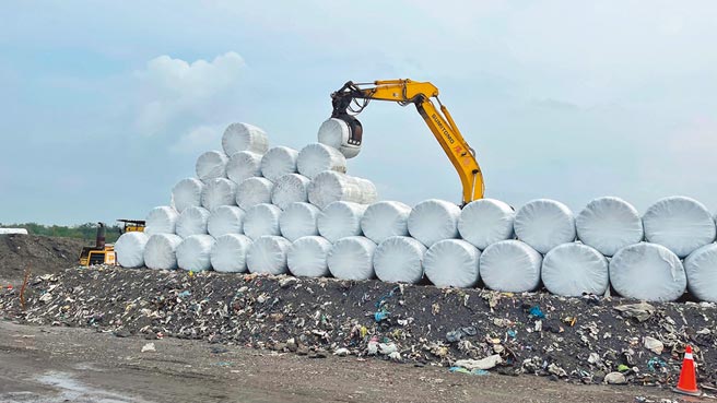 台南市政府環保局5月起停收高熱值廢棄物，但也將打包暫置掩埋場後，等新焚化爐蓋好再去化。（市府環保局提供／洪榮志台南傳真）