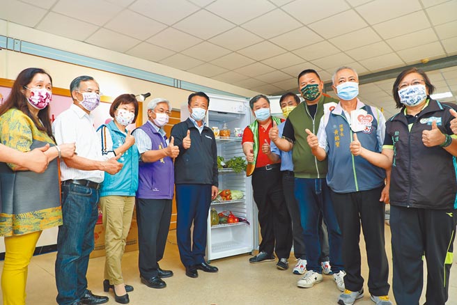 嘉县新增7处爱心社区冰箱，让食物不被浪费，也提供给有需要的人，15日进行启动仪式。（张亦惠摄）