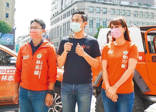 罢韩领衔人之一的李佾洁（中）推荐前新苓议员参选人邓巧佩与大冈山参选人林志诚。（高雄正能量提供／曹明正高雄传真）