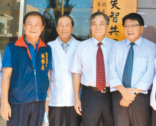 屏東縣長潘孟安（右一）的哥哥潘芳泉確定參選第六選區議員，地方人士相當看好，曾是4連霸議員的張榮志（左一）也傳有意回鍋選戰。（謝佳潾攝）