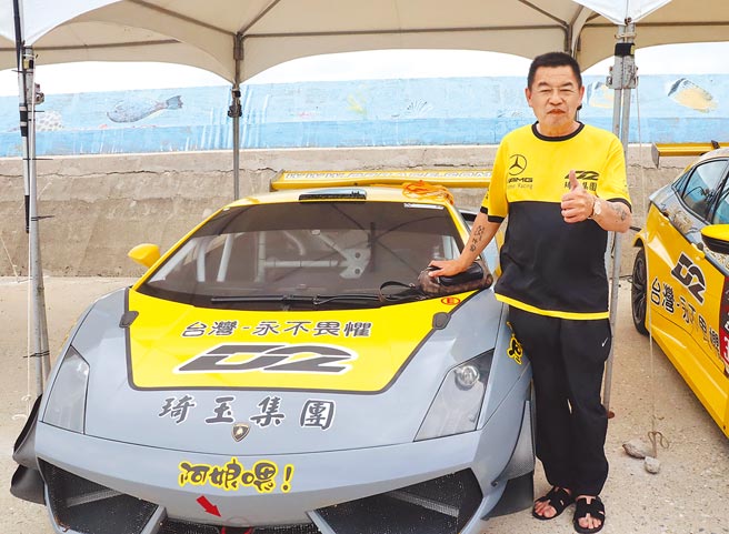 网红廖老大将他价值1300万元的超跑运来澎湖，力挺台湾的越野拉力赛事。（张茂雄摄）