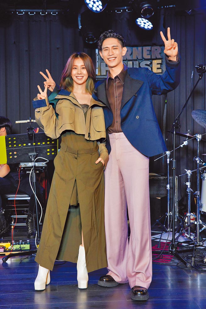 柏霖（右）昨在台北举办首场Live巡演，邀来白安合唱夯曲。（索尼音乐提供）