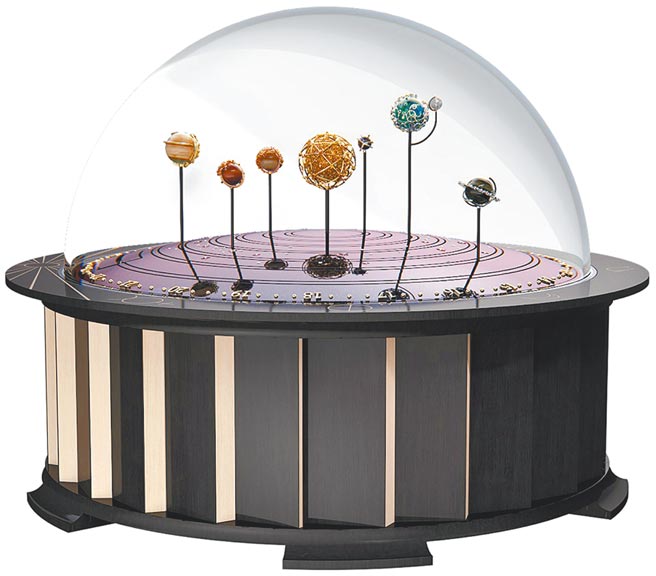 梵克雅宝Planetarium  automaton机械钟，将整个星系搜罗其中，十分唯美浪漫。（Van Cleef & Arpels提供）