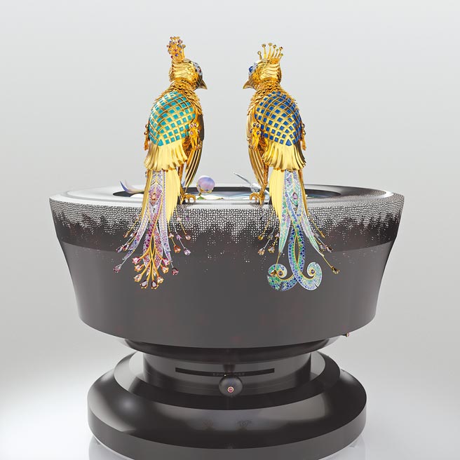 梵克雅宝Fontaine aux Oiseaux机械钟，两只鸟会绕着水池调情，十分可爱。（Van Cleef & Arpels提供）