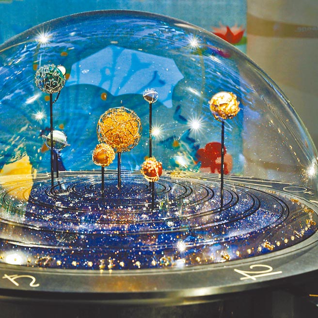 梵克雅宝Planetarium  automaton机械钟，是W&W表展吸睛的焦点。（Van Cleef & Arpels提供）