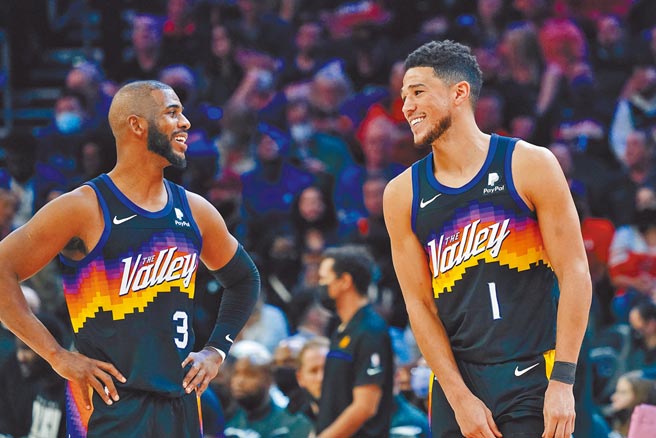 后卫保罗（左）、戴文布克是太阳问鼎冠军的两大支柱。（美联社）