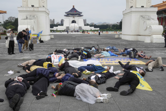 百人躺自由廣場「假死抗議」 控俄屠殺烏克蘭平民