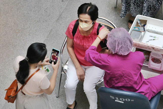 沈政男表示，70岁以上打三剂疫苗与两剂相比，死亡率可减低14%。(图／资料照、杜宜谙摄)