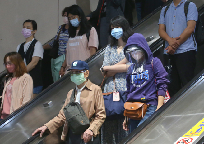 台湾已经连2天本土个案破千，虽然16日较前一天少10例，但医师表示，若以发病日计算，新增反而是大幅增加。(图／资料照、黄子明摄)