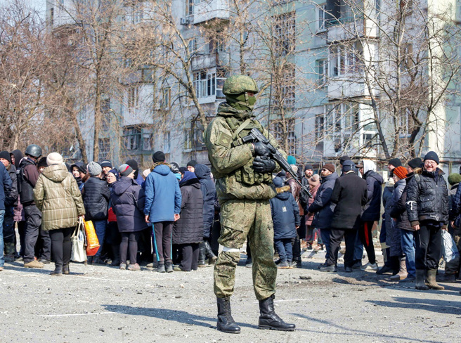 圖為俄羅斯士兵在烏克蘭東部大城馬立波的畫面。（資料照／路透社）
