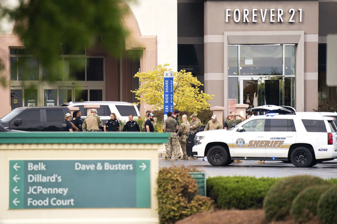 美国南卡罗来纳州（South Carolina）哥伦布（Columbia）市一座购物中心16日下午爆发枪击，造成12受伤，警方已逮捕3人。（图／美联社）