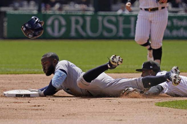 光芒阿罗萨雷纳(左)滑向二垒，白袜游击手安德森触杀不及。（美联社）