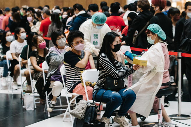 乡民们直指BNT疫苗受欢迎原因在于其「副作用低」，图为因应疫情升温，台北车站大厅开设疫苗接种站，吸引大批民眾前往接种。（本报资料照）