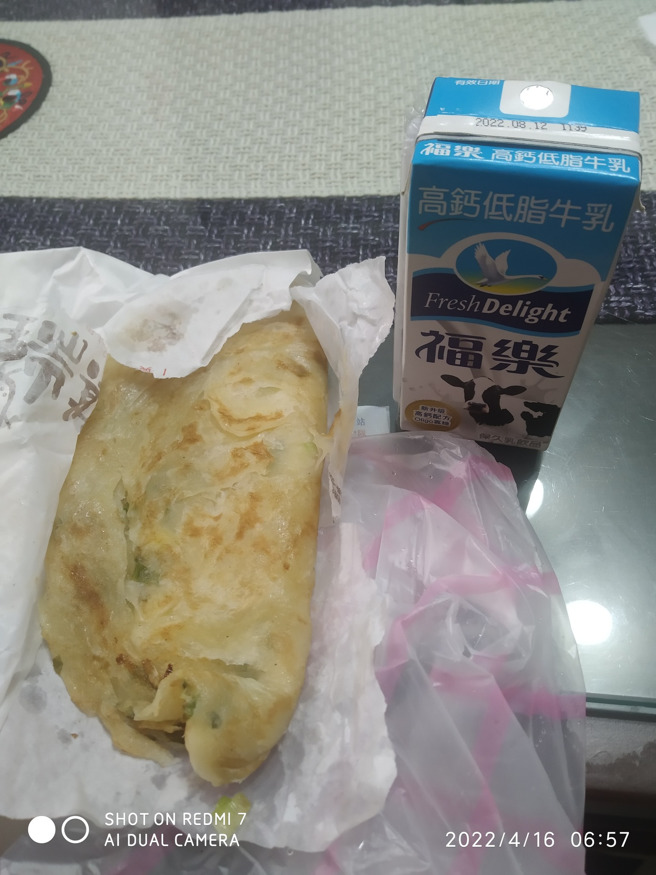 这名网友被匡列隔离，抱怨送来的早餐是葱油饼太油了，小孩吃了可能会拉肚子。(翻摄自爆怨公社)