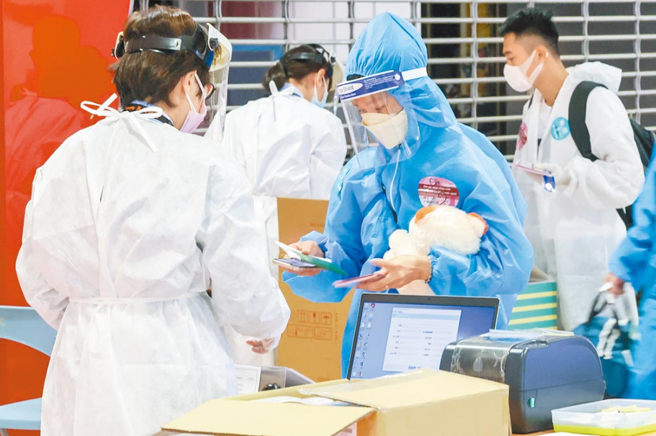 轻症居家照护将启动，医师呼吁人力超前部署，别压垮基层卫生单位。（资料照）