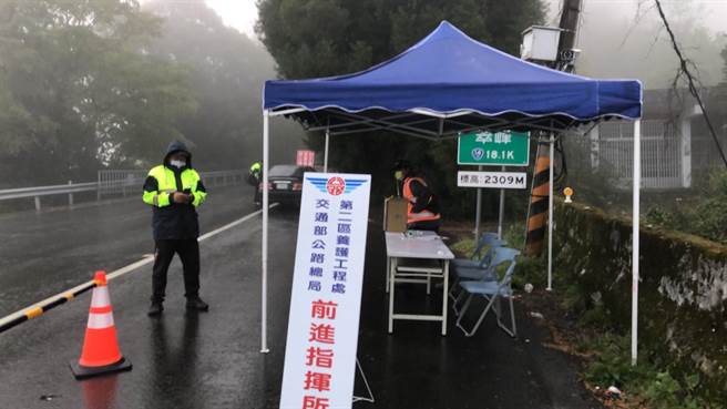 合欢山杜鹃花季登场第2天，涌入赏人车，警方实施交通高乘载管制。（警方提供／陈淑芬南投传真）