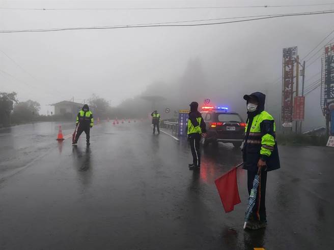 合歡山杜鵑花季登場第2天，湧入賞人車，警方實施交通高乘載管制。（警方提供／陳淑芬南投傳真）