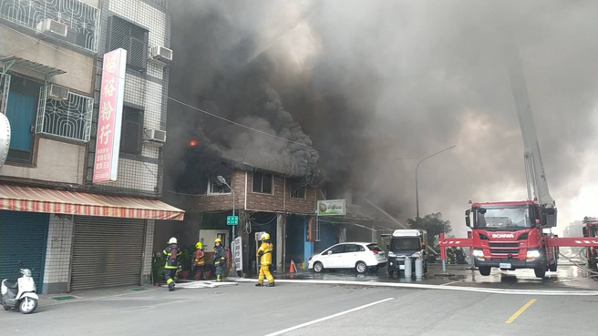 高雄盐埕一处民宅17日上午发生火警。（翻摄自记者爆料网）