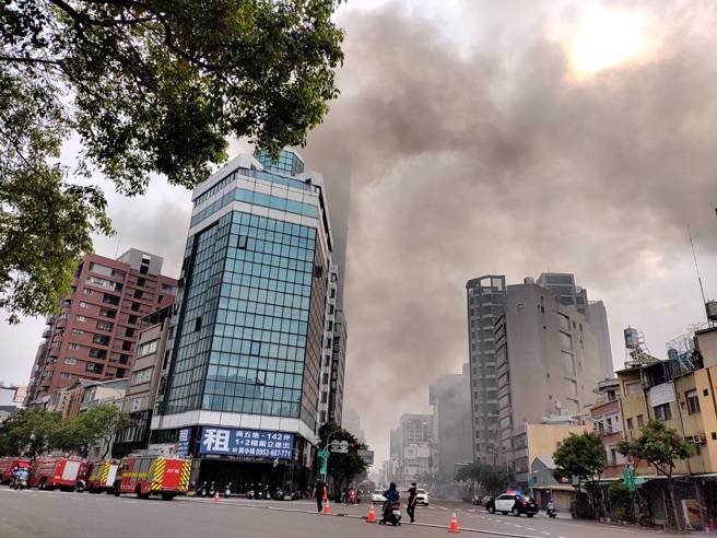 高雄市盐埕区一处民宅 17日上午发生火灾，浓烟瀰漫附近街道。（翻摄自记者爆料网）