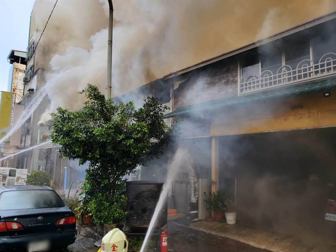 高雄盐埕区兴华街一处民宅17日上午7时58分发生火警，大量浓烟直窜天际。（翻摄画面／洪浩轩高雄传真）
