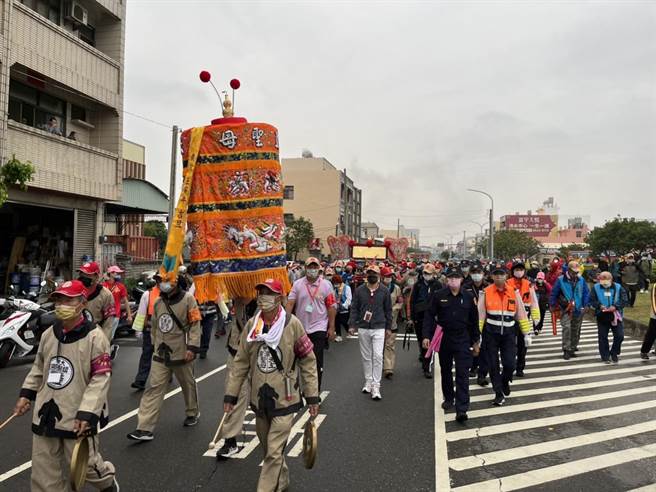 大甲媽祖今天清晨從清水朝興宮起駕，沿台一線中午過後將進入大甲市區。（民眾提供）