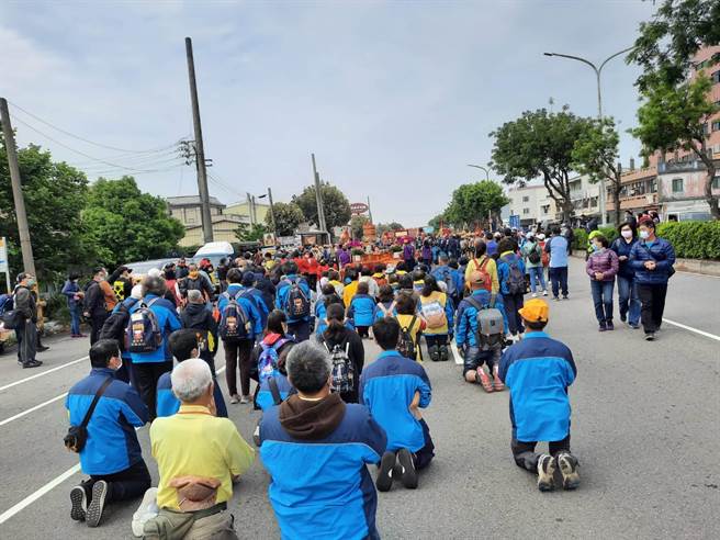  來自全國各地的頭香、貳香及參香、贊香等，迎接進香媽祖回鑾。（民眾提供）