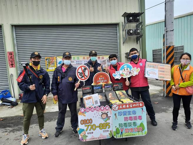 警方於沿線加強反毒宣導，呼籲珍愛生命、防毒拒毒。（民眾提供）