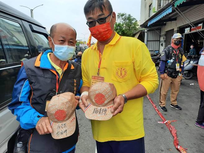 大甲媽的信眾拿進香帽，排隊請鎮瀾宮董事長顏清標簽名。（民眾提供）