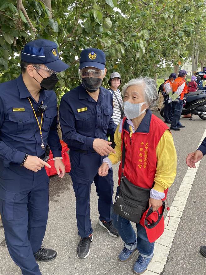 清水警分局長游永中遇迷路老婦女，還親自帶引至車站搭車。（民眾提供）