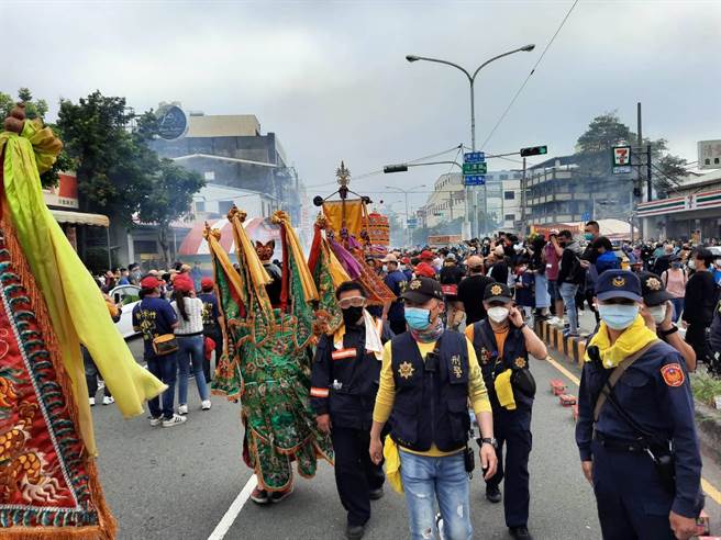 大甲媽祖回鑾沿台中海線，清水警分局長達24小時維安做到滴水不漏。（民眾提供）