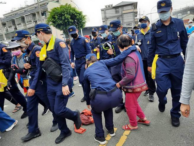 婦女掉落衣物等，貼心的女警立即協助撿拾幫忙。（民眾提供）
