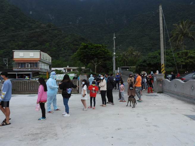 花莲新增秀林满月酒传播链，县府今上午在秀林乡和平村和中部落和中多功能活动中心设快筛站，不少村民一早就前往排队快筛。（罗亦晽摄）